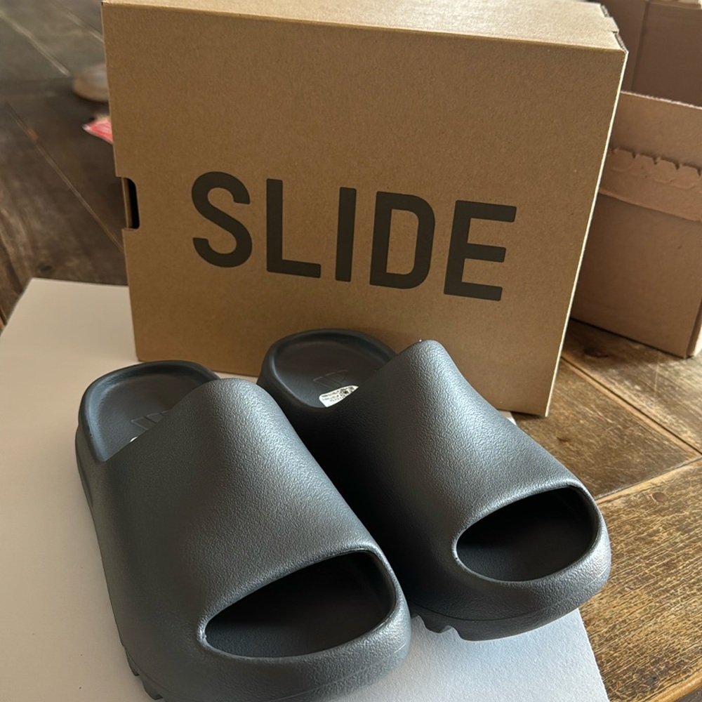 Brand new kidsYeezy slides size 1